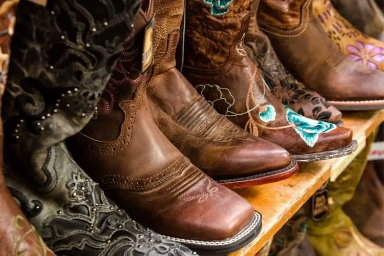 pointed toe vs square toe cowboy boots