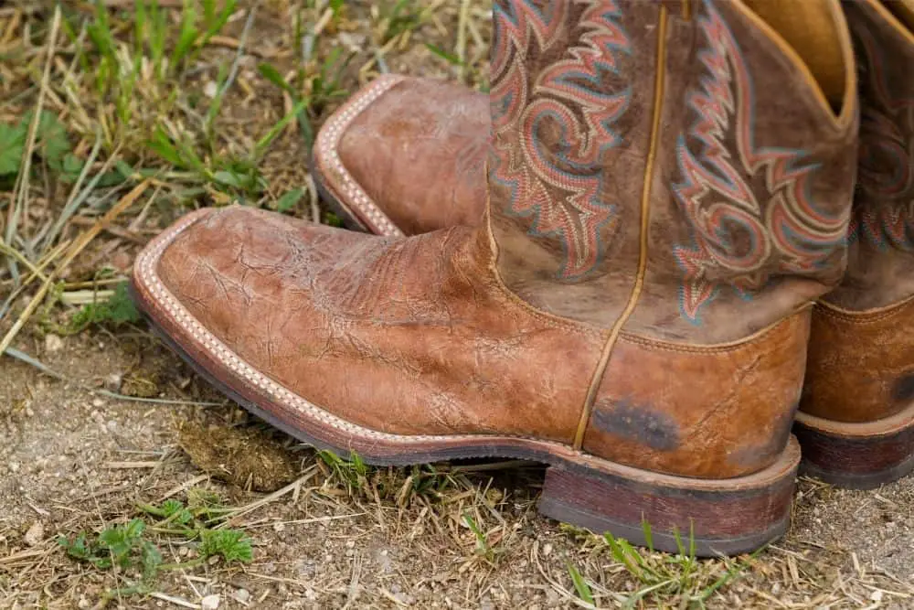 If the snip toe is the “upgraded version” of pointed toe, perhaps the broad square toe is the “upgraded version” of the square toe. Because a broad square toe has more room for your feet than a square toe. If cowboy boots with square toes give you more space on the toes, then the broad square toe gives you plenty of room in both the ball of the feet and the toes. Your feet are fully flexible and comfortable! Have you imagined its structure yet? Broad square toe design at the end (toes) is similar to square toe, but it is wider at the ball of the feet.