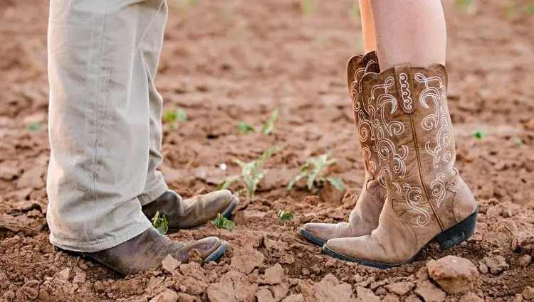 How to break in cowboy boots Actually, the problems mentioned above are the ones that often happen with new cowboy boots. With cowboy boots made from genuine leather, it is quite hard when first putting on them. At this time, the sole, heel, shaft and toe of cowboy boots are very new, so when you wear them, it can cause foot pain and discomfort. This is what many people do not realize. Then they think that leather cowboy boots are always uncomfortable so they decide not to buy these boots. In essence, leather is a material with good elasticity. Therefore, the more you go, the more you feel the softness and firmness of the leather shoes. Like newlyweds, the early days of family life can be difficult. If you try your best for your spouse, the results will be sweet. Cowboy boots are the same case, as long as you give it a little time. You absolutely can have a nice love affair with it up to … 15 years Don’t rush to throw your new boots, try these ways to get along with them: