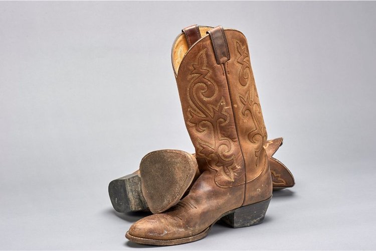 One of the very important things when getting a new pair of cowboy boots is that you need to break in their leather outsoles. Traditional cowboy boots with leather outsoles can absorb moisture very well, which makes your feet breathable and bring a comfortable feeling. However, leather soles have the weakness that they are very slippery, and not everyone can balance easily in them. The most basic way that most people use to break in the leather sole is to scuff it up. By rubbing the leather sole surface onto the concrete pavement to create more traction for it. Or some people use sandpaper to rub on the leather sole surface to increase the grip. If you do not want to damage the beautiful leather sole with the boot manufacturer’s signature, there are several other methods you can use such as a protective sole, rubber heel cap, traction spray, changing walking style, etc. We have an interesting tutorial on how to increase grip for leather sole cowboy boots here! However, this method only applies to leather soles. Why not the rubber sole? Because it already has a good grip!