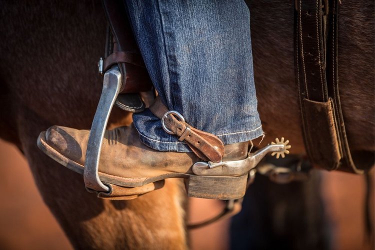 Man wear square toe cowboy boots for riding horse