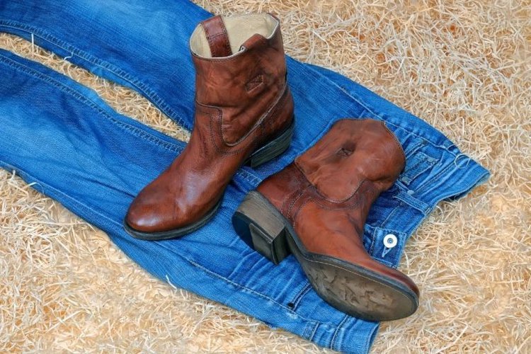 What Are Roper Boots? A Short Style Of Cowboy Boots - From The Guest Room