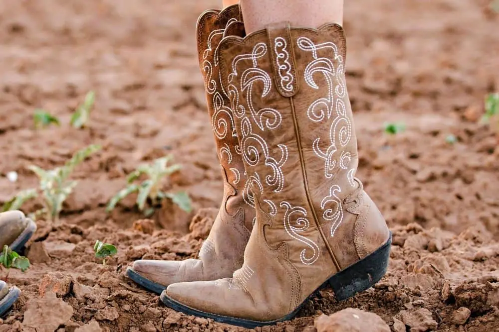 Today, we will introduce to you the most popular womens cowboy boots in 2020. These cowboy boots will make your wardrobe more vivid. Feel free to use your great imagination to combine your clothes with these cowboy boots below.