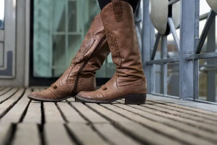 how to stop cowboy boots from squeaking