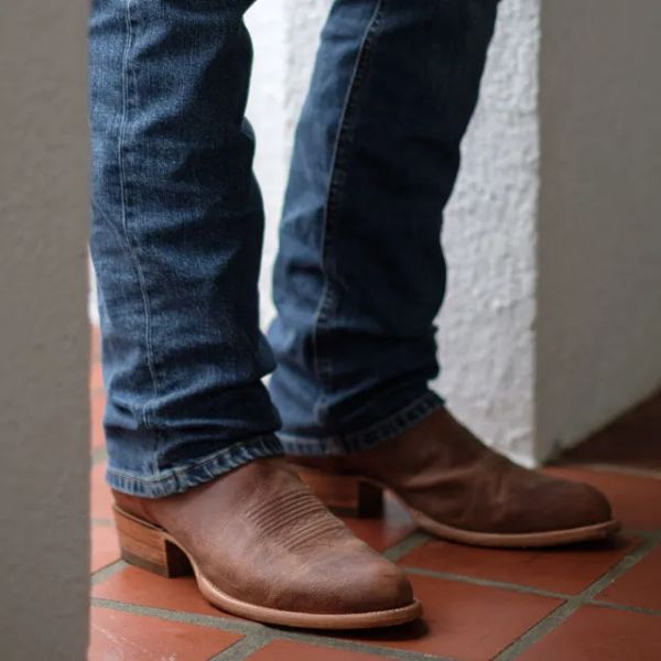 A man wears the cartwright with jeans