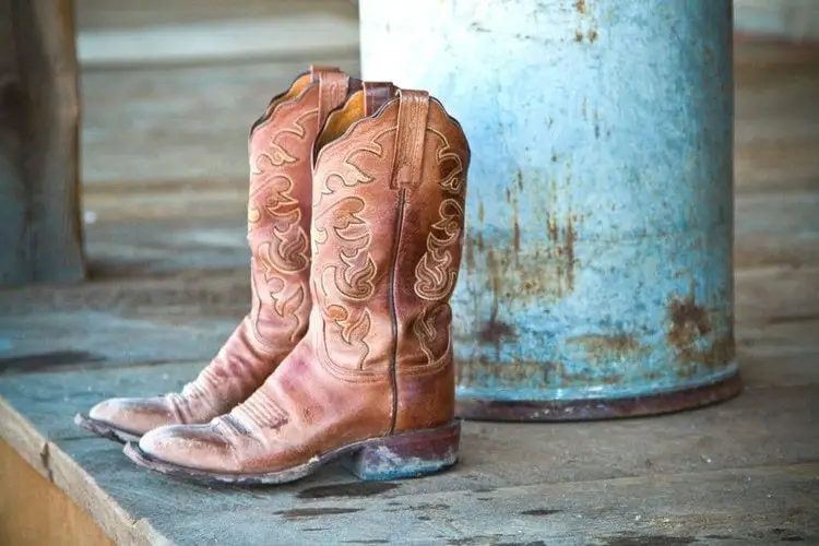 How to Clean Leather Cowboy Boots with Household Items Leather cowboy boots and suede cowboy boots will have different care. Overall, leather cowboy boots are easier to care for, and there are more methods to clean than suede. Read more: How to Clean Muddy Cowboy Boots? 1/ Use spoiled milk You can completely use spoiled milk to clean cowboy boots. If your cow’s milk bags are out of date, don’t throw them away immediately, you can make use of them for cleaning your cowboy boots. Step 1: Use a damp cloth to wipe all over cowboy boots Step 2: Dip the towel in spoiled milk Step 3: Scrub onto the surface of the boots Then wait for the results! Besides, spoiled milk also helps prevent cracking the leather surface. 2/ Use a banana peel A banana peel is a gift from nature. The inner surface of the banana peel is capable of cleaning stains on the leather surface and protecting the leather. Just take the inner surface of the banana peel and rub evenly over the surface of the cowboy boot, then scrub with a dry towel again. Done! 3/ Use water and vinegar You can use cooking vinegar to clean cowboy boots! The process is the same as method 1 (spoiled milk). Step 1: Mix water and vinegar in 1:1 ratio Step 2: Immerse a dry cloth in the solution Step 3: Rub evenly over the surface of the cowboy boots. This solution can completely clean your boots!