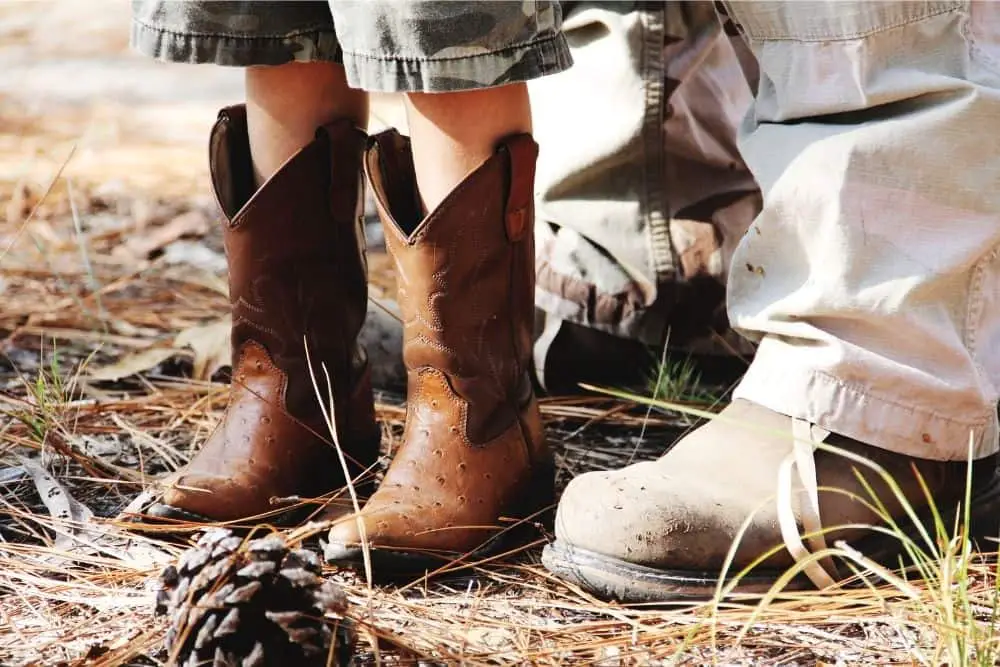 What are the best toddler cowboy boots? For adults, buying cowboy boots is based on many criteria, and beauty is often placed first. However, for toddlers, there are more criteria for choosing cowboy boots, beauty might be not the top criterion. To choose the suitable cowboy boots for your kid, you should pick are ones with high safety to protect your kid’s sensitive feet. Also, the boots should be comfortable enough not to hurt the kid’s feet. Not to mention that babies from 1 to 4 years old have very fast growing feet, it is not easy to choose a pair of boots for your kid to wear for a long time. Don’t worry, we’re here to help! Here are some criteria for choosing the right cowboy boots for your sweetie!