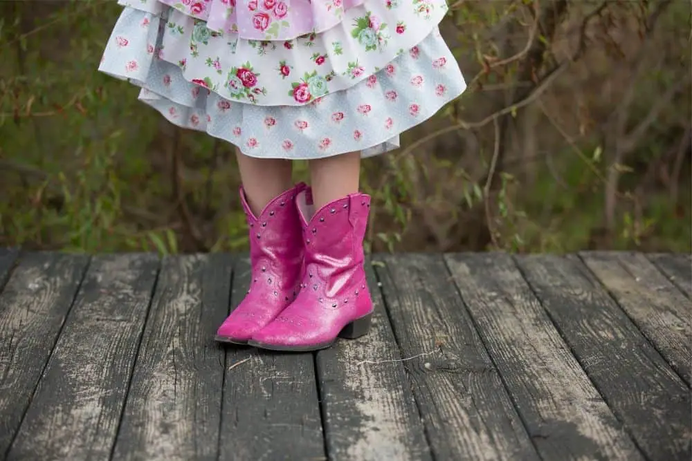 Design and color of cowboy boots The fantastic features of cowboy boots are high shaft and no shoelaces. It can be said that the cowboy boot shaft is where the designers’ fantasies take over. Children’s cowboy boots are available in various colors and cartoon images, find out your kid’s favorite color before buying boots for them. Unlike adult cowboy boots, cowboy boots for children are not divided into different categories. (Traditional cowboy boots, western work boots, stockman, buckaroo …) Toddler cowboy boots have many design similarities such as a wide toe box, low heel, wide and flat outsole… These features aim at achieving the comfort, flexibility and safety for a child’s feet. The main difference between children’s boots lies in the colors and the images printed on them.