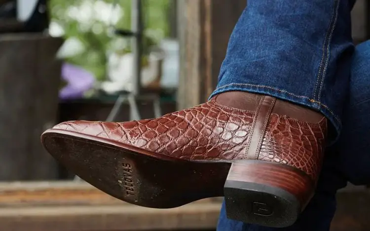 Man wearing the Austin boots with jeans