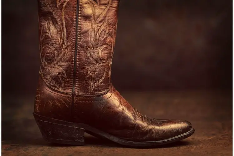 This is one of the best brands of handcrafted cowboy boots in the world. Not only famous for their cowhide boots, their exotic cowboy boots are also big names in the cowboy boot industry. This brand owns the most expensive cowboy boots on the market. This is one of the companies that still retains its identity by not moving overseas to follow the trend. That’s Lucchese, a brand of extremely famous handmade cowboy boots. No one has loved cowboy boots for many years without knowing Lucchese, every boot collector would have at least one pair of Lucchese in the house. Sounds interesting, right? Today, the article Lucchese cowboy boots reviews will tell you all about this brand!