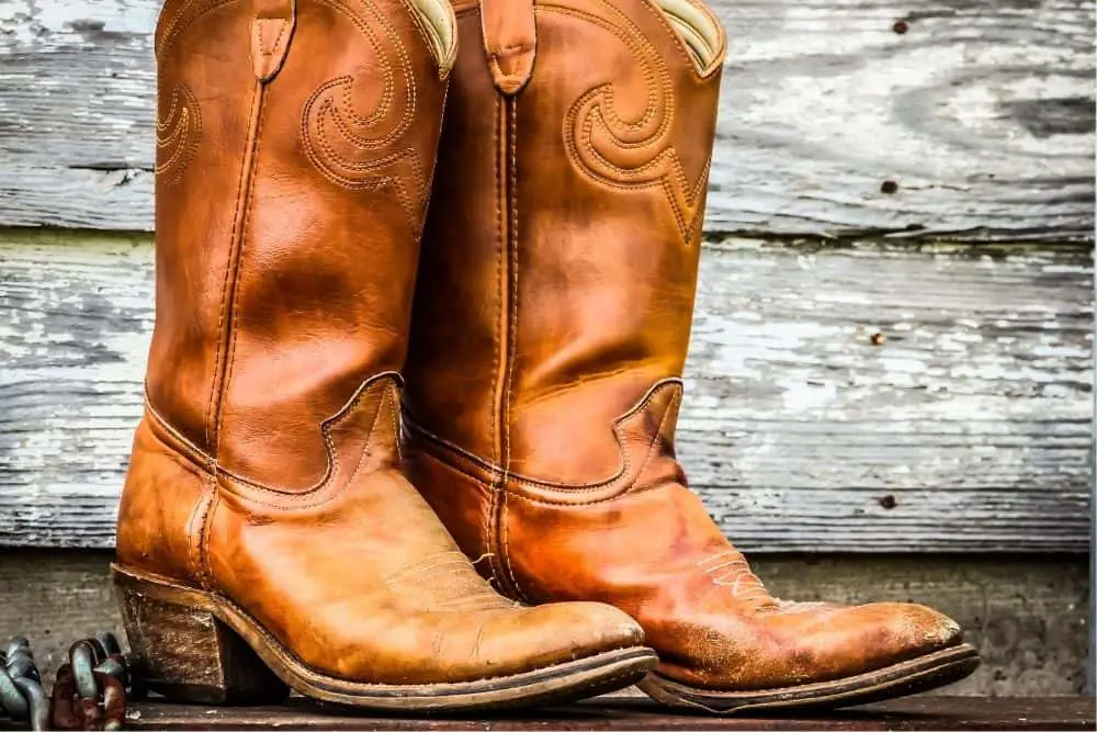 Taking care of a cowboy boot is never easy, because: First: They are made entirely of leather (or suede). Without proper care, cowboy boots can dry and crack, deteriorate rapidly. Second: Preserving cowboy boots is also not easy. With a height of 11 inches to 14 inches, you need to know how to care for cowboy boots properly, otherwise they will get scuffed, break, lose shape, affect the leather material. For that reason, today I will tell you how to keep cowboy boots in shape. Since then, your cowboy boots will look good, not break or look sloppy.