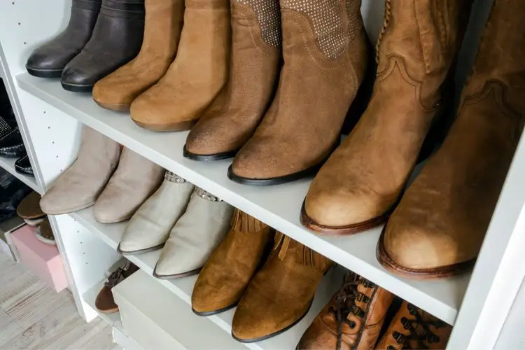 Many pairs of cowboy boots are storing on the boot stand