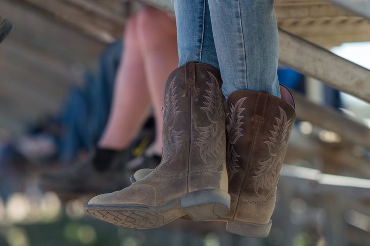 In order to get the best look when wearing cowboy boots, your calves must fill leather around the calf. Besides, guys often tuck the shafts of cowboy boots inside their jeans. So if cowboy boots are too loose around your calves, it will be very difficult to ensure the fit and aesthetic. How can I make my cowboy boots tighter around my calves? That is certainly the concern of many cowboy boot followers. We’re here to help you with that! Also, we will also tell you the common mistakes when trying to make cowboy boots fit tighter around the calves!