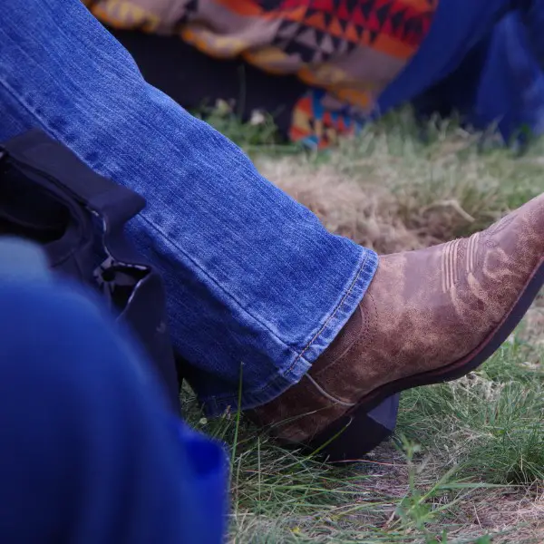 A man wear straight leg jeans with cowboy boots