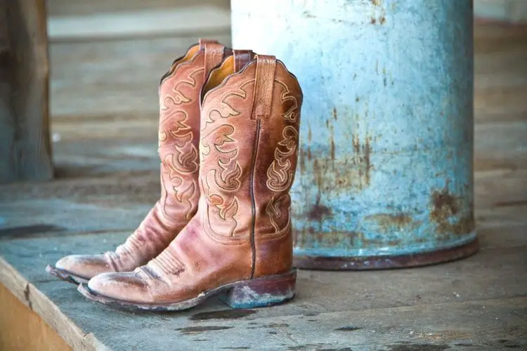 You don’t get it wrong, cowboy boots can be used at construction sites that are full of dangers. But, there is only one type of cowboy boots that are eligible for this condition: cowboy work boots (western work boots). Cowboy work boots can be said to be a hybrid of cowboy boots and work boots, so they can protect you very well with safety toe (composite or steel toe), anti-puncture, non-slip outsole, sturdy structure, etc. In addition, cowboy work boots also provide great support to the foot with their waterproof features, good arch support, etc.