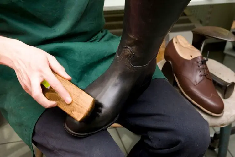 Polishing boots