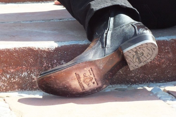 men wear smooth soles cowboy boots
