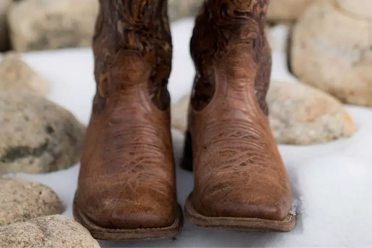 Cowboy boots on the snow base