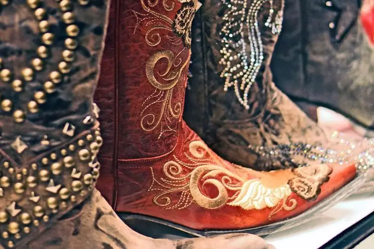 Cowboy boots with stitches