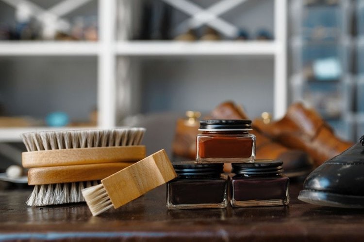 Three mink oils with three brushes