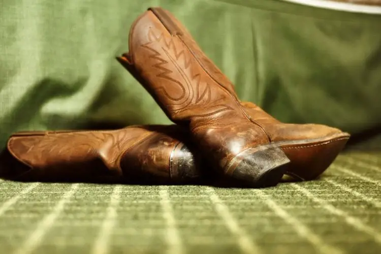 polish restores old cowboy boots to life