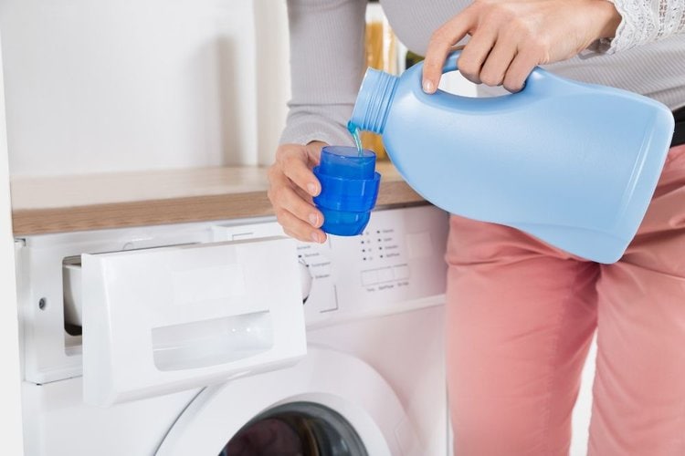 pour detergent to washing machine