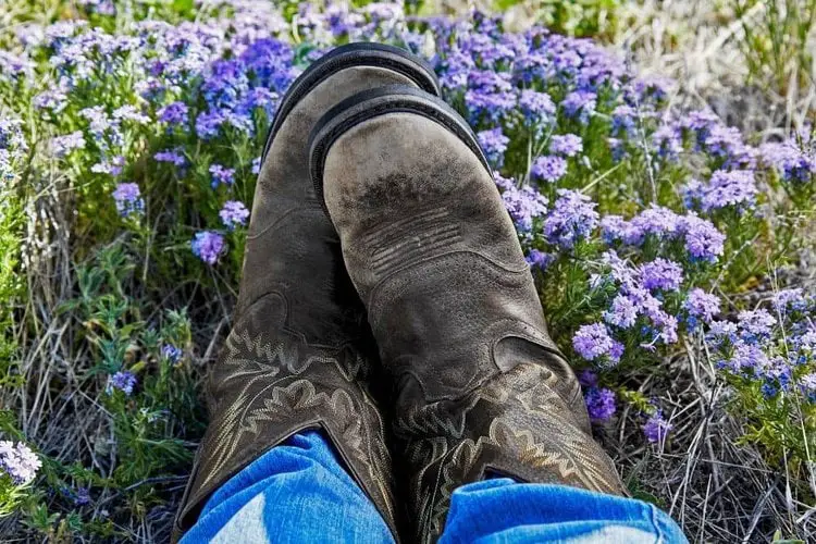 Girl wear broad toe shape cowboy boots