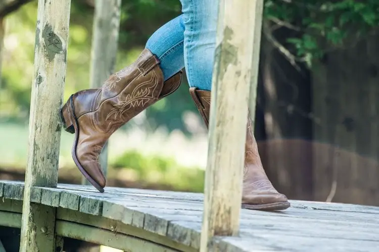 Women wear cowboy boots run on the wooden bridge