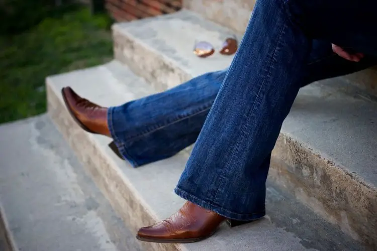 women wear pointed toe cowboy boots sit on the steps