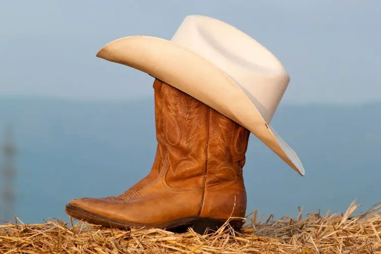 vaquero boots and cowboy hat