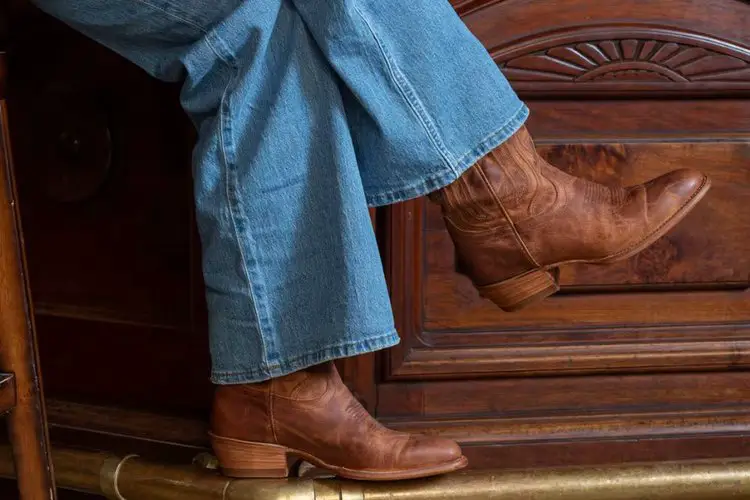 girl wearing The Jamie goat leather boots of Tecovas with jeans