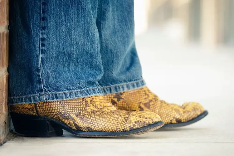 Man wear snakskin cowboy boots with jeans