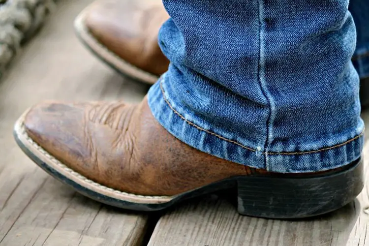 Man wear square toe cowboy boots with jeans