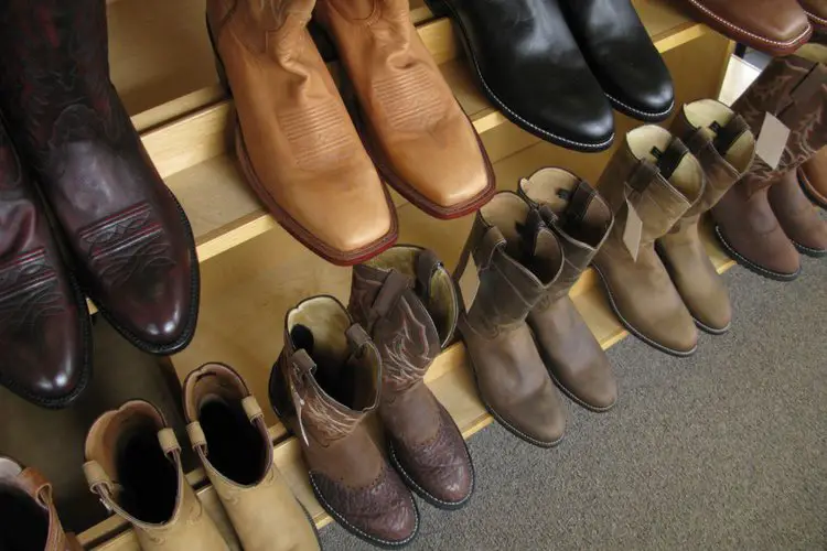 Round toe and square toe cowboy boots in the store