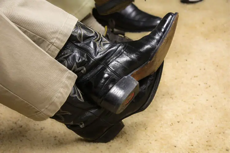 man wear dress pant with lizard cowboy boots