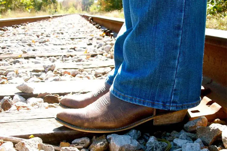 Women wear bootcut jeans with cowboy boots (2)