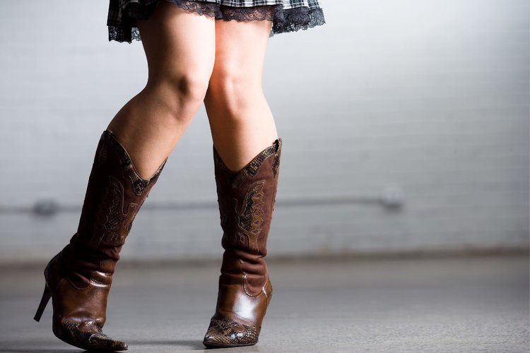 Women wear cowboy boots (2)