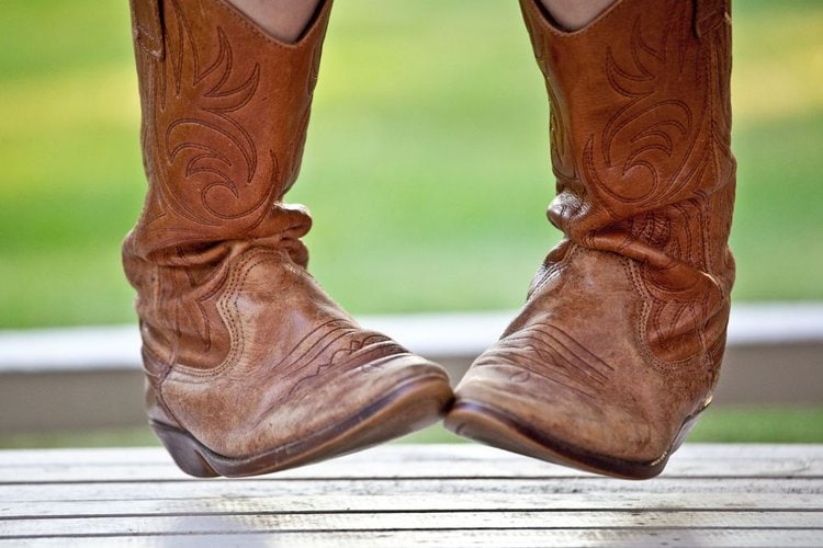 Girl wear cowgirl boots