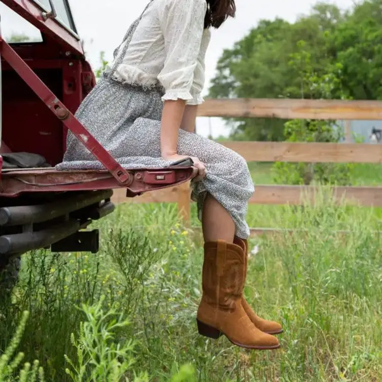 Girl wear skirt with cowboy boots