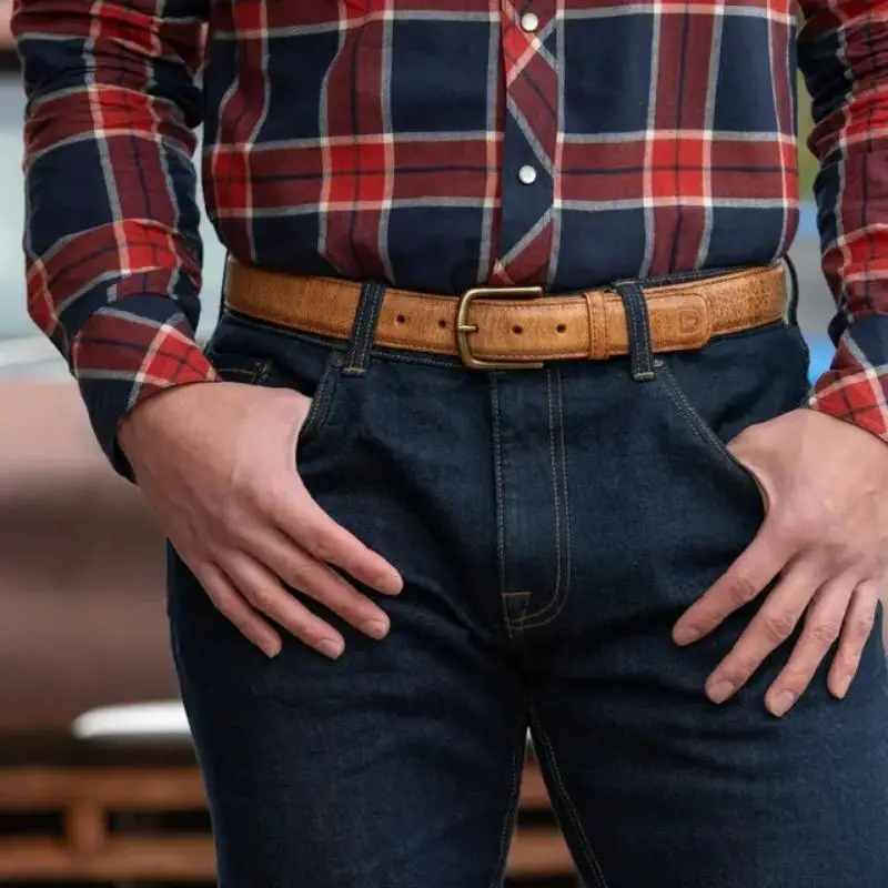 Man wear blue jeans, belt and shirt