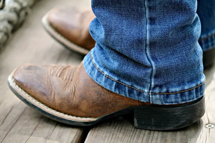 Man wear bootcut jeans with cowboy boots