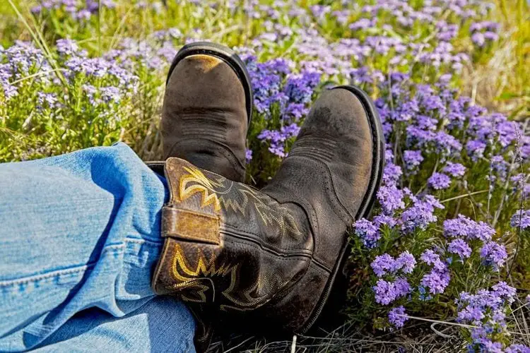 Man wears loose cowboy boots