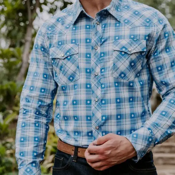 Man wear Tecovas Pearl Snap Shirt