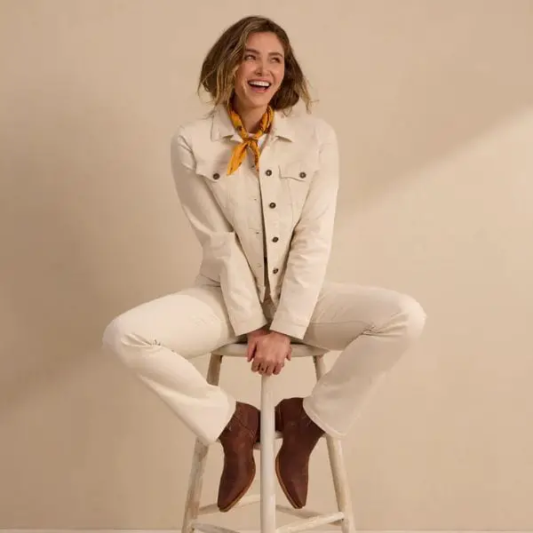 A woman wears white denim stuff (WOMEN'S TWILL TRUCKER JACKET)