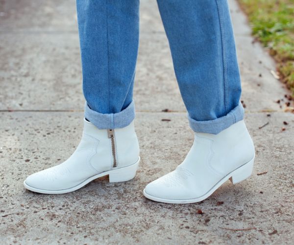 Loose fit jeans with white ankle cowboy boots