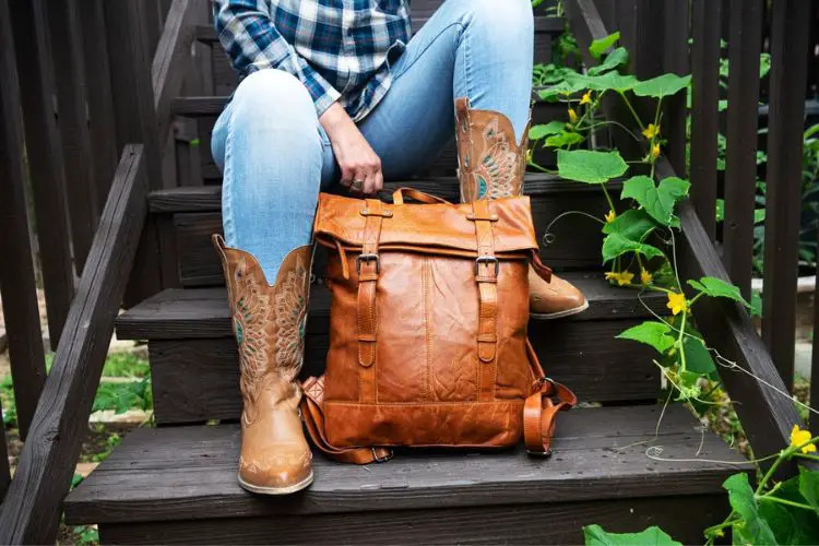 A woman wear skinny jeans with cowboy boots