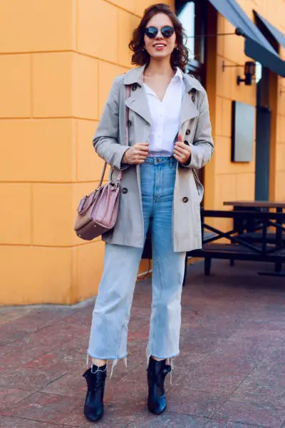 A woman wears suit blazer, jeans, black cowboy bốt and a white blouse