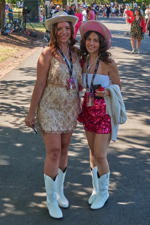 women wear cowboy boots outfits for concert